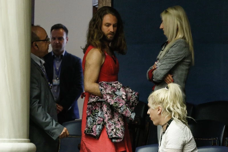 Eικόνες ντροπής: Με κατακόκκινο φόρεμα στα θεωρεία της Βουλής ο… Τζέισον Αντιγόνη – Αποδομούν την κοινωνία